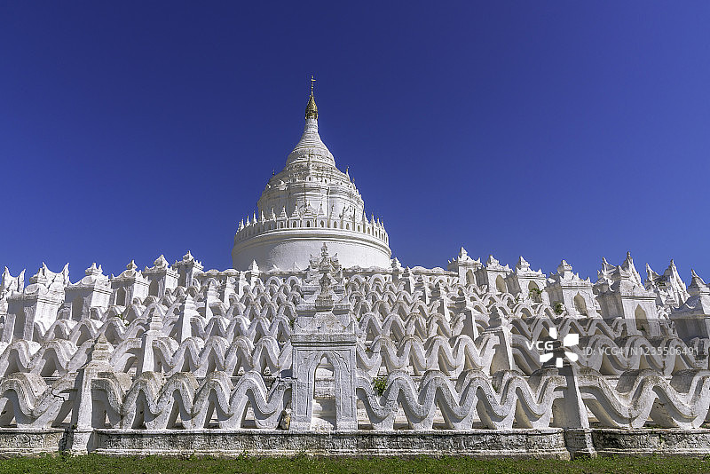缅甸曼德勒敏贡的白色辛比梅佛塔图片素材
