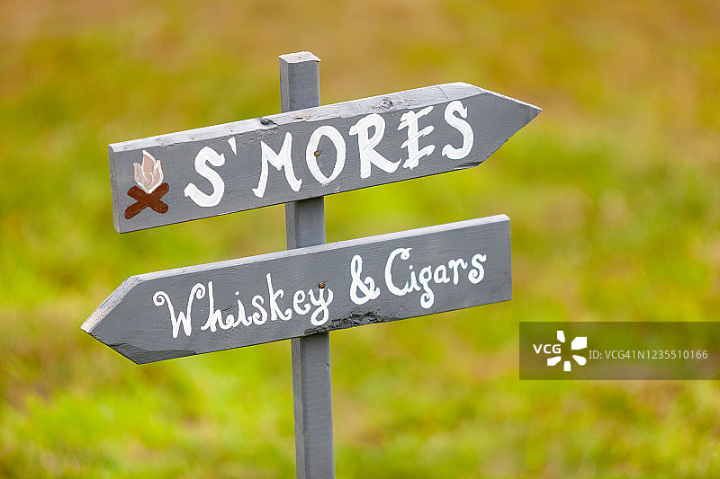 烤棉花糖威士忌雪茄木牌图片素材