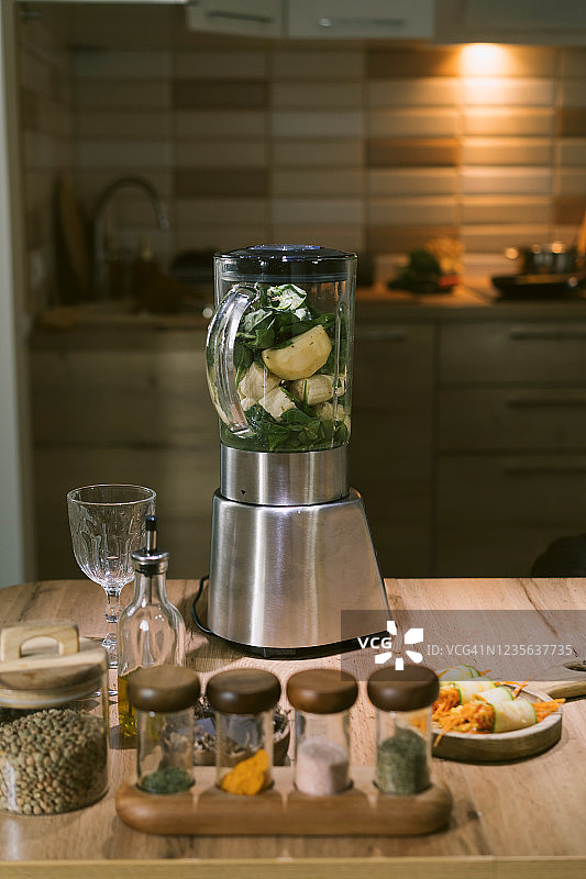 厨房桌上的冰沙摇摇杯图片素材