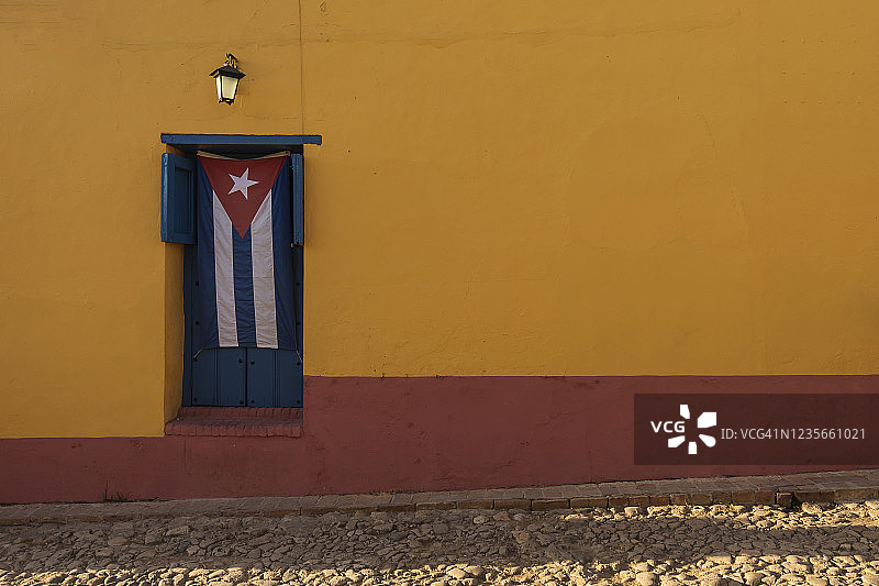 特立尼达街头窗户上的古巴国旗图片素材