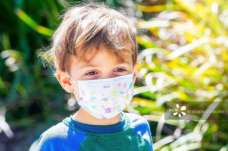 戴防护口罩的小学生图片素材