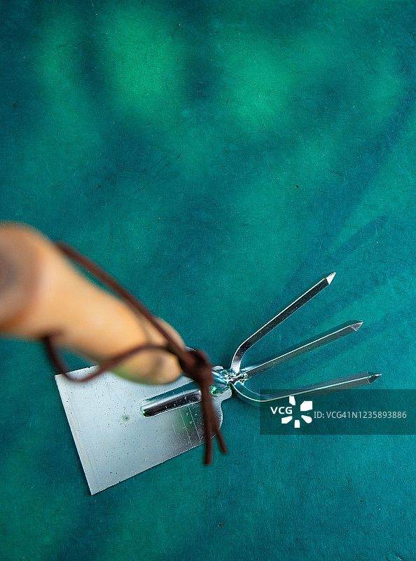 园艺用手耙和锄头图片素材