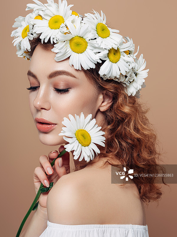 头戴甘菊花环的女孩图片素材