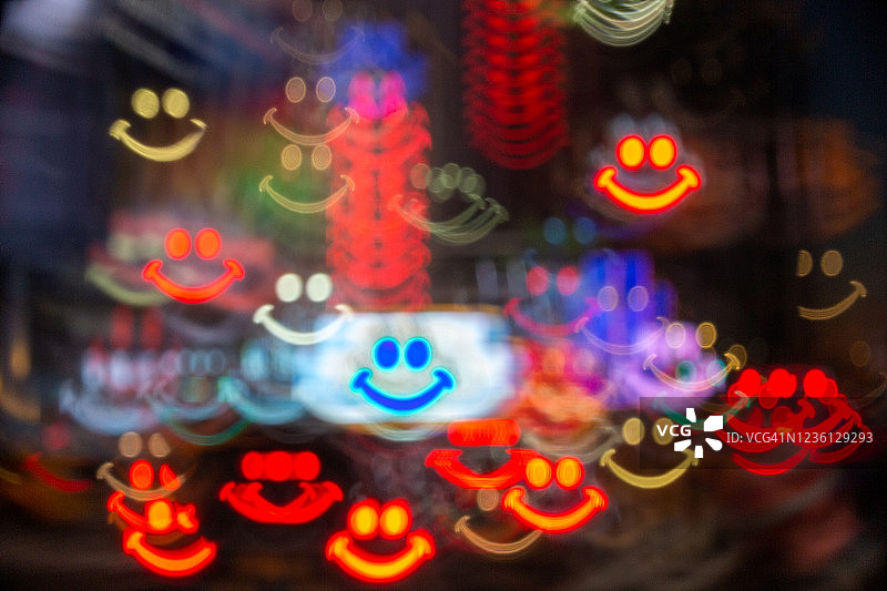 笑脸形状的城市散景灯光图片素材