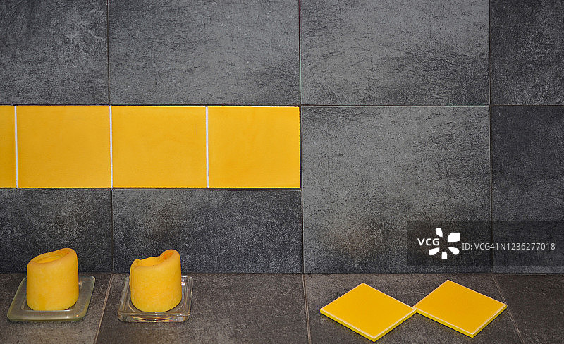 带有黄色和深色瓷砖的浴室细节图片素材