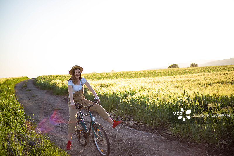 女人在自然中骑自行车图片素材