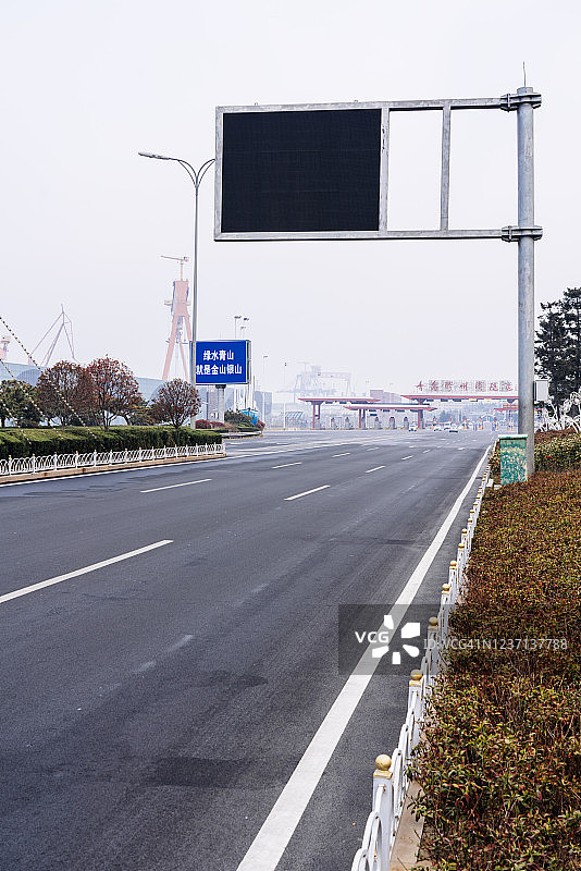 雾天中的高速公路图片素材