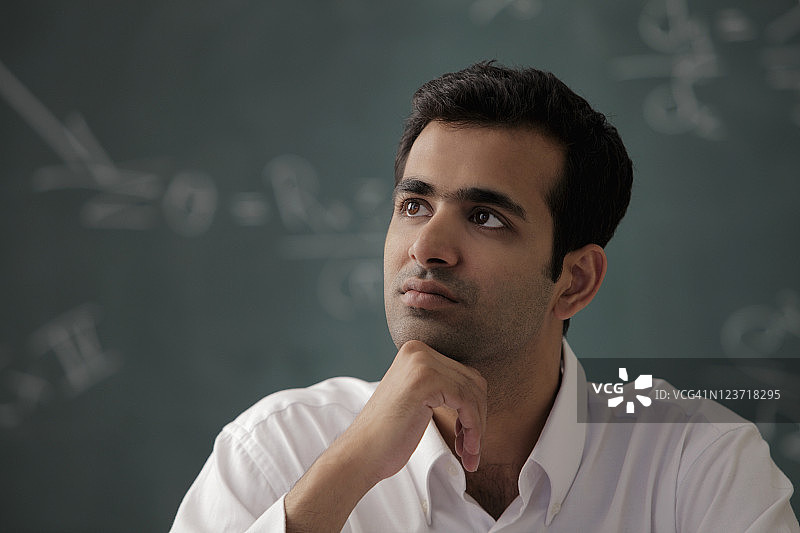 手托下巴向上看的年轻男人头像照图片素材