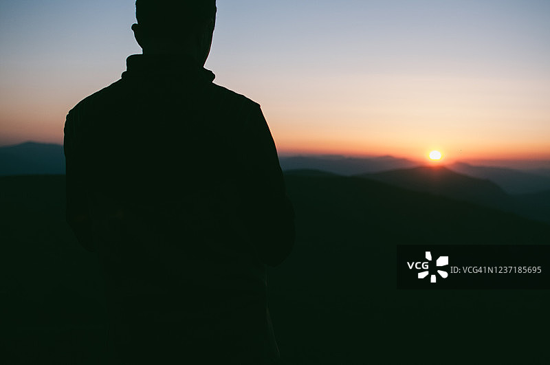 黎明时的人影图片素材