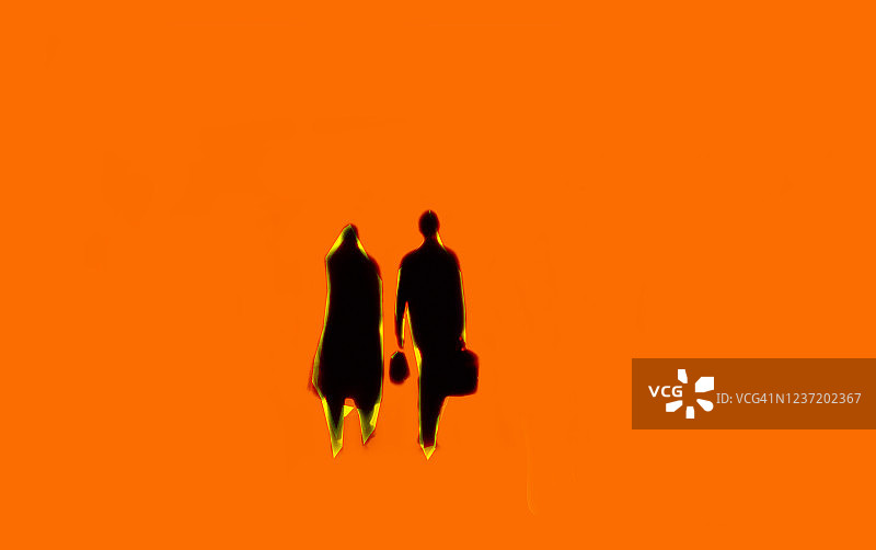 在橙色背景上拿着行李的男人们图片素材