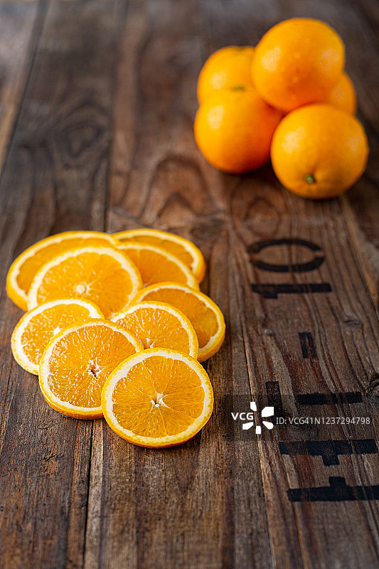 乡村有机背景上的橙子切片图片素材