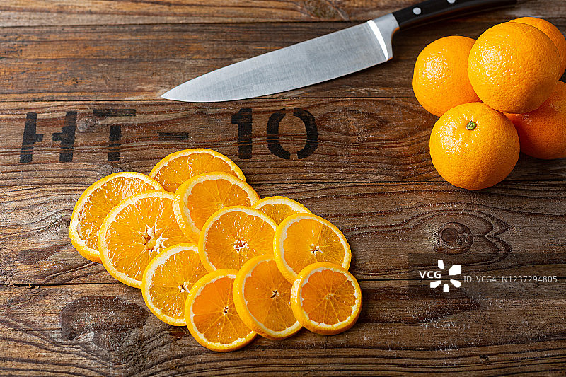 乡村有机背景上的橙子切片图片素材