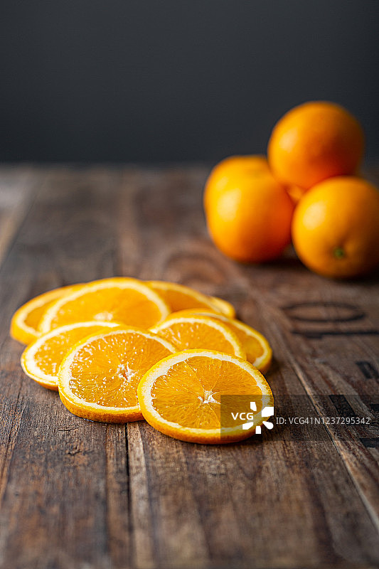 乡村有机背景上的橙子切片图片素材