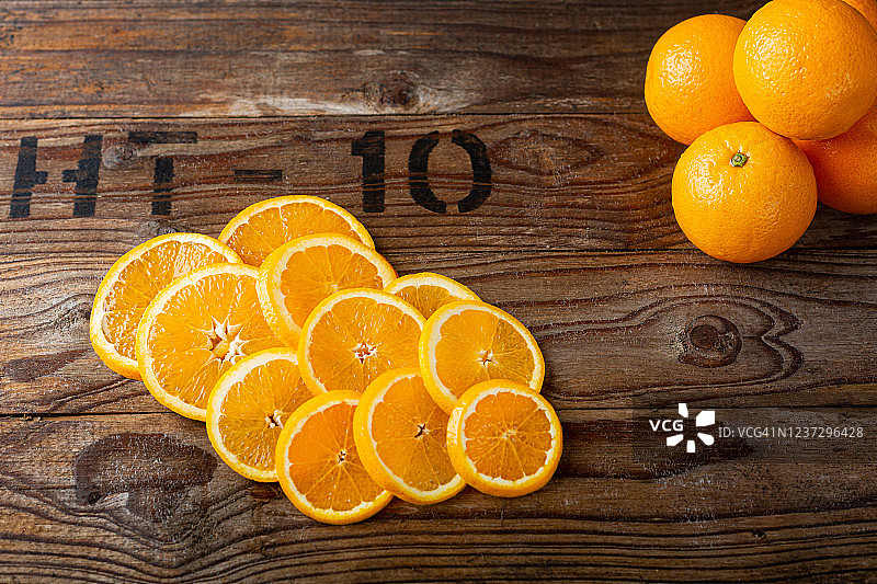 乡村有机背景上的橙子切片图片素材