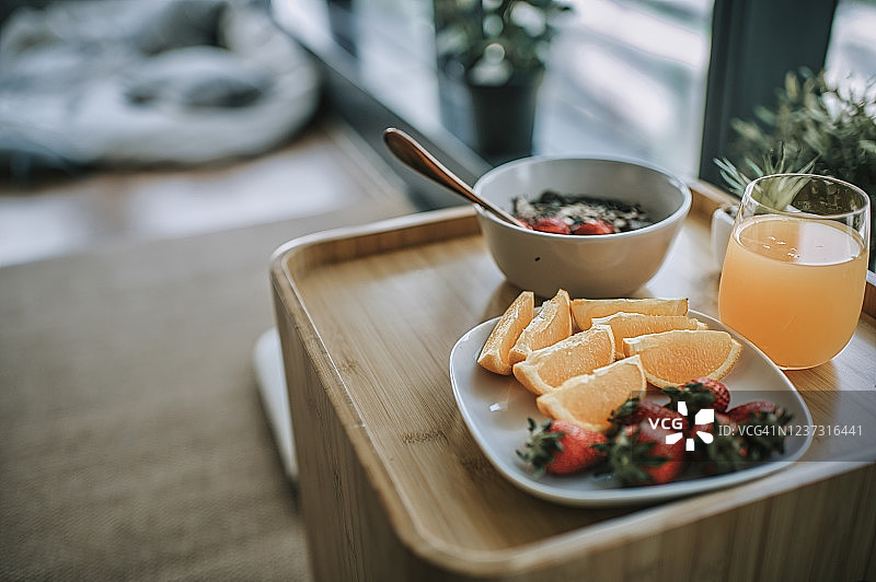 含有橙子、草莓、蔬菜和酸奶的健康早餐图片素材