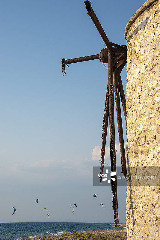 在希腊莱夫卡达碧绿的海水中冲浪图片素材