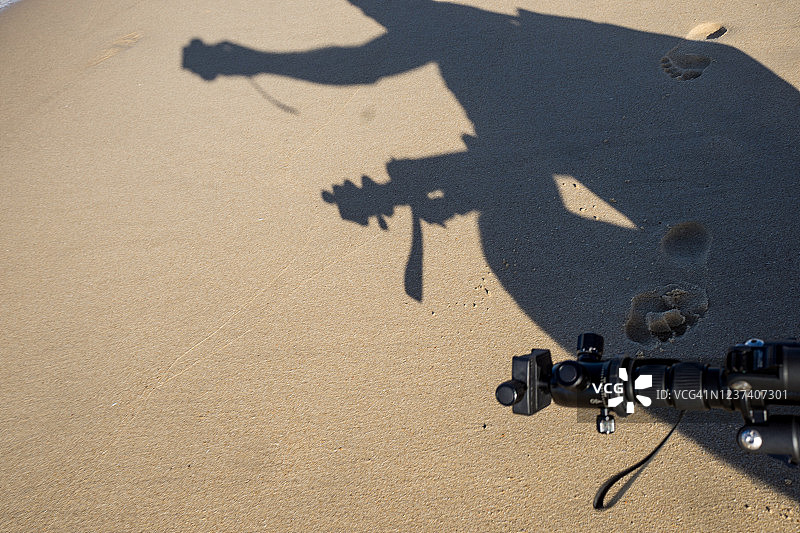 海滩摄影师剪影图片素材