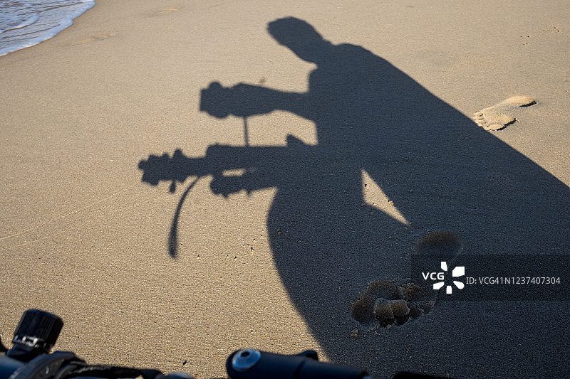 海滩摄影师剪影图片素材