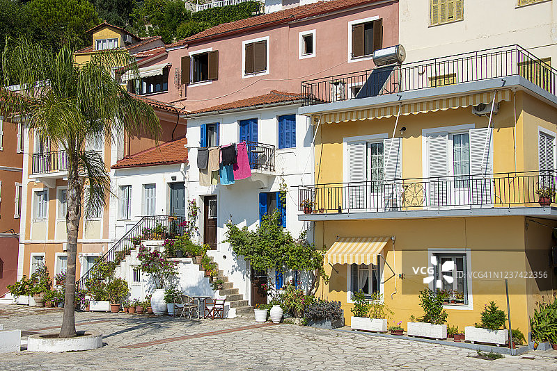 希腊帕尔加镇：小镇广场上色彩鲜艳的传统房屋图片素材