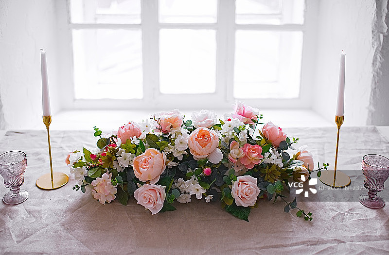 婚礼花卉装饰，带蜡烛的餐桌布置图片素材