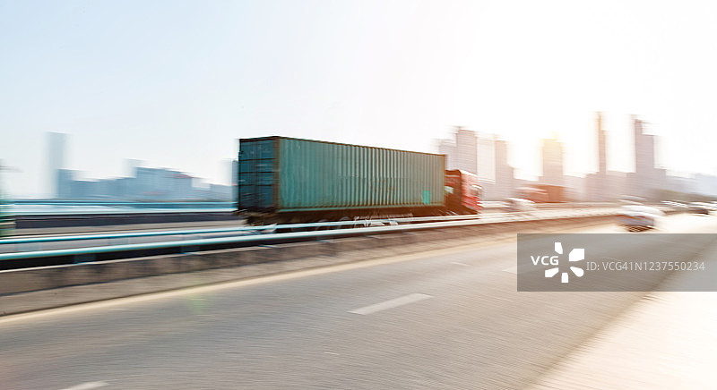 在城市高架桥上行驶的卡车图片素材