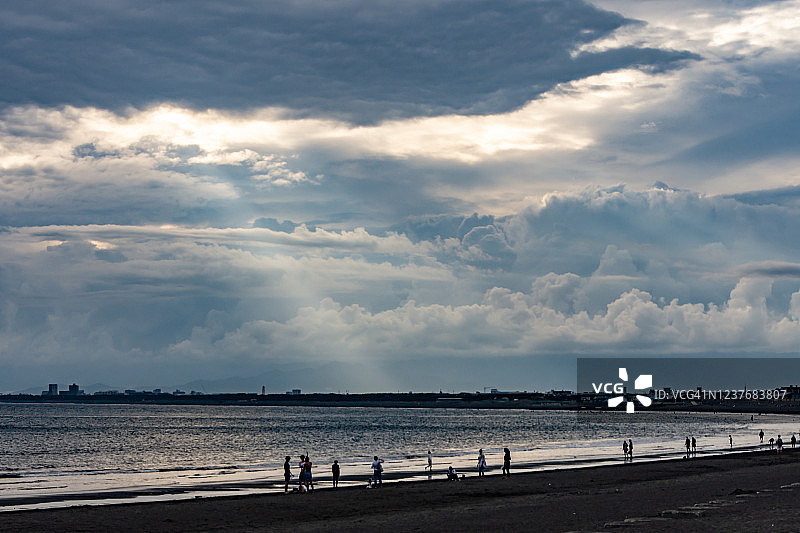 日本神奈川县海滩上的夕阳图片素材