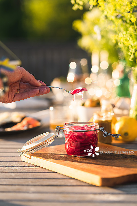 瑞典仲夏晚餐上的腌洋葱图片素材