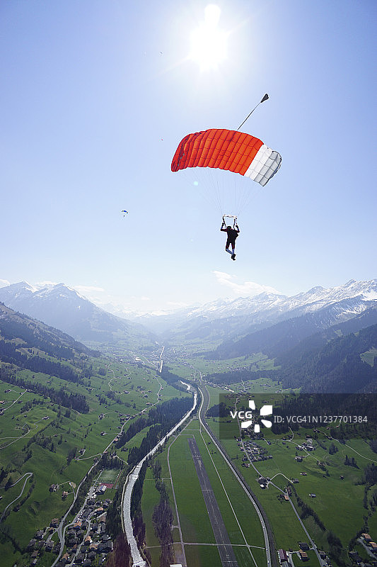 翼装飞行员/滑翔伞运动员准备着陆，降落伞已打开图片素材