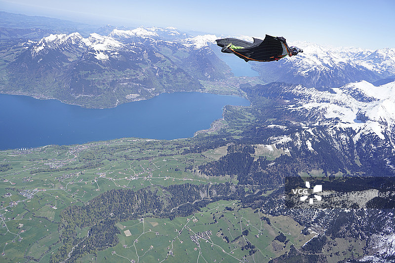 飞跃山谷的男子翼装飞行图片素材