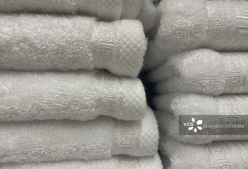 架子上的白色毛巾图片素材