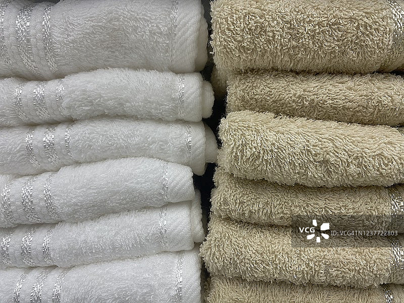 架子上的白色和棕色毛巾图片素材