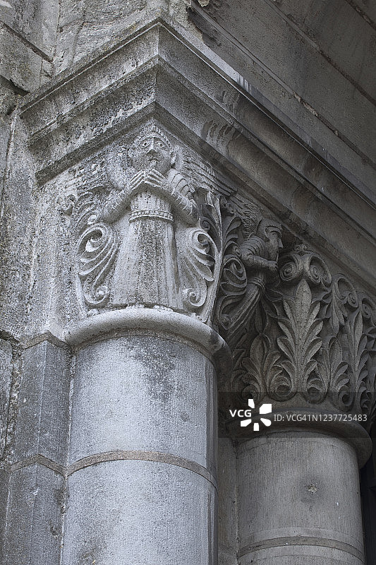 法国图尔圣朱利安教堂的石柱雕刻图片素材