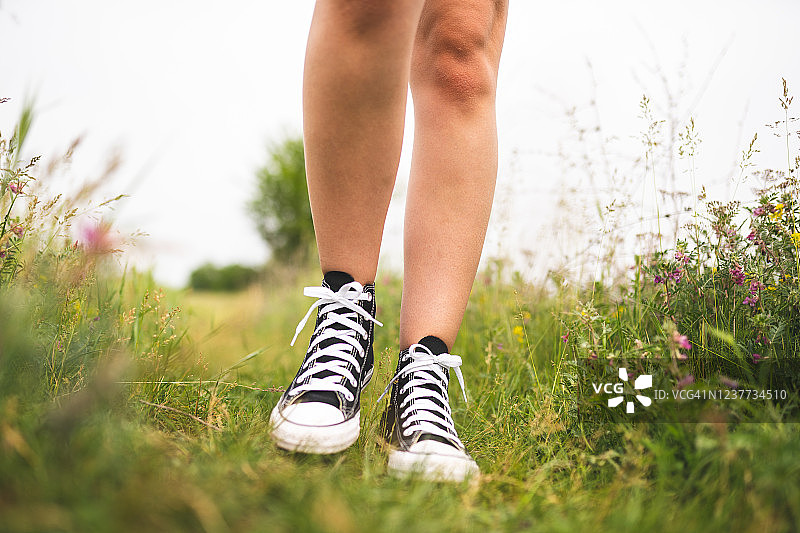 在自然中漫步图片素材