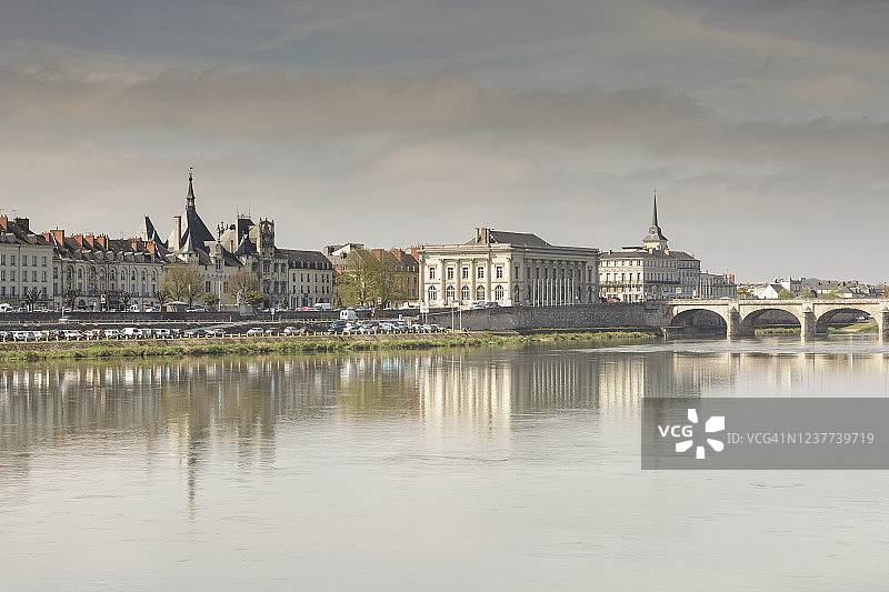 眺望卢瓦尔河和索米尔镇图片素材