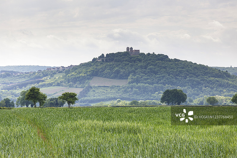 法国勃艮第的韦泽莱山顶村庄图片素材