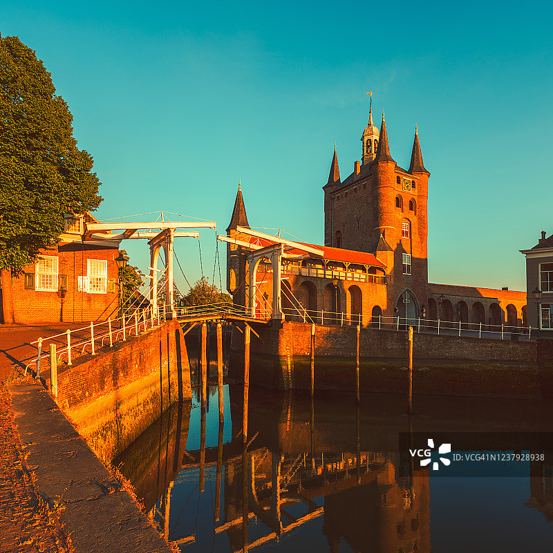 荷兰泽兰泽里克泽的城门和吊桥图片素材