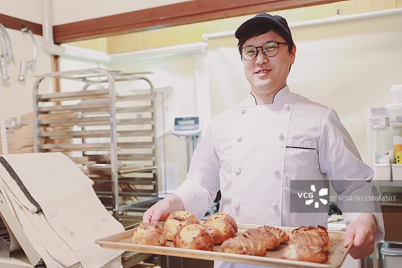 亚洲男面包师特写图片素材