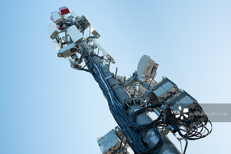 5G蜂窝塔：蓝色天空背景图片素材