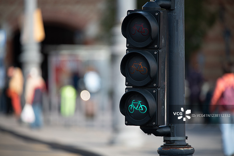 自行车图标绿灯交通信号灯：城市交通图片素材