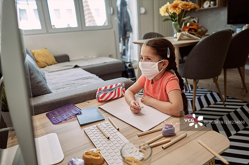 负责任的小女孩戴口罩预防细菌图片素材