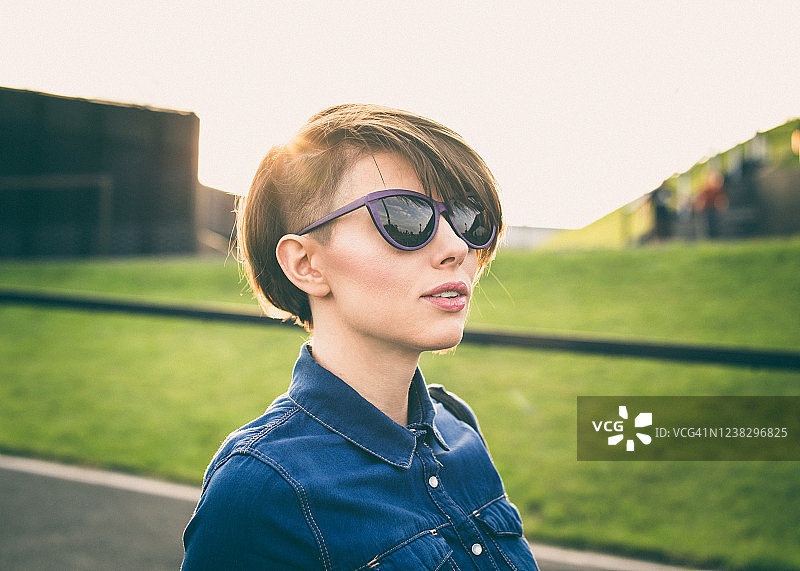 一个漂亮的戴着墨镜的黑发女人图片素材