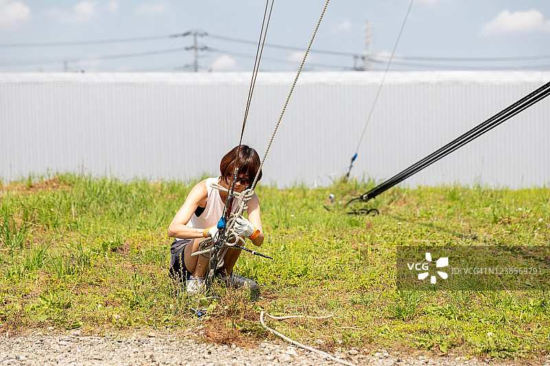 空中飞人工作人员正在搭建设备图片素材