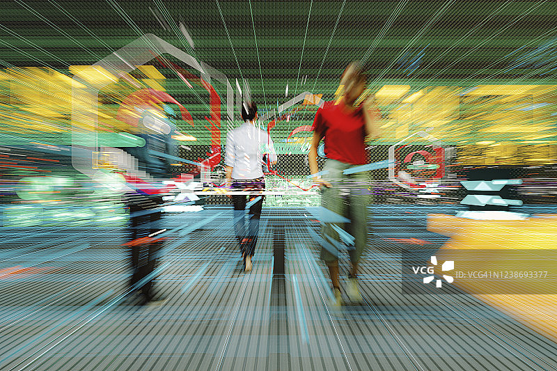 在VR中行走的人们图片素材