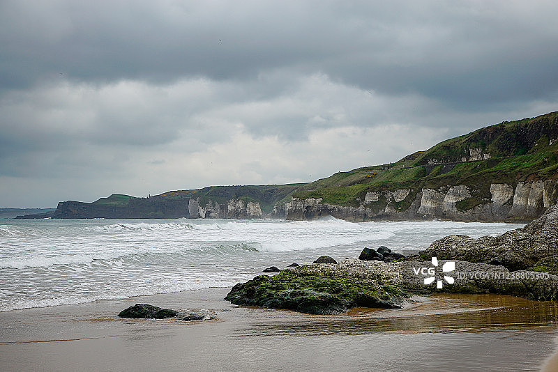 英国北爱尔兰北海岸的白色岩石图片素材