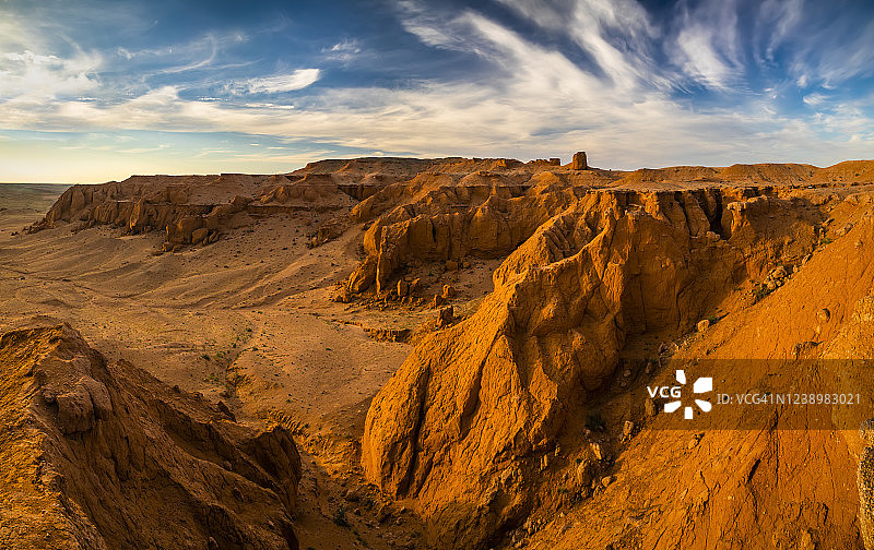 戈壁沙漠巴彦扎格峡谷日落火焰崖，蒙古国图片素材