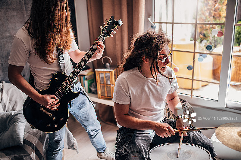 青少年在家演奏摇滚乐图片素材