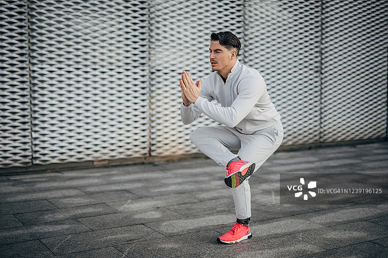 男子独自在街上户外锻炼图片素材