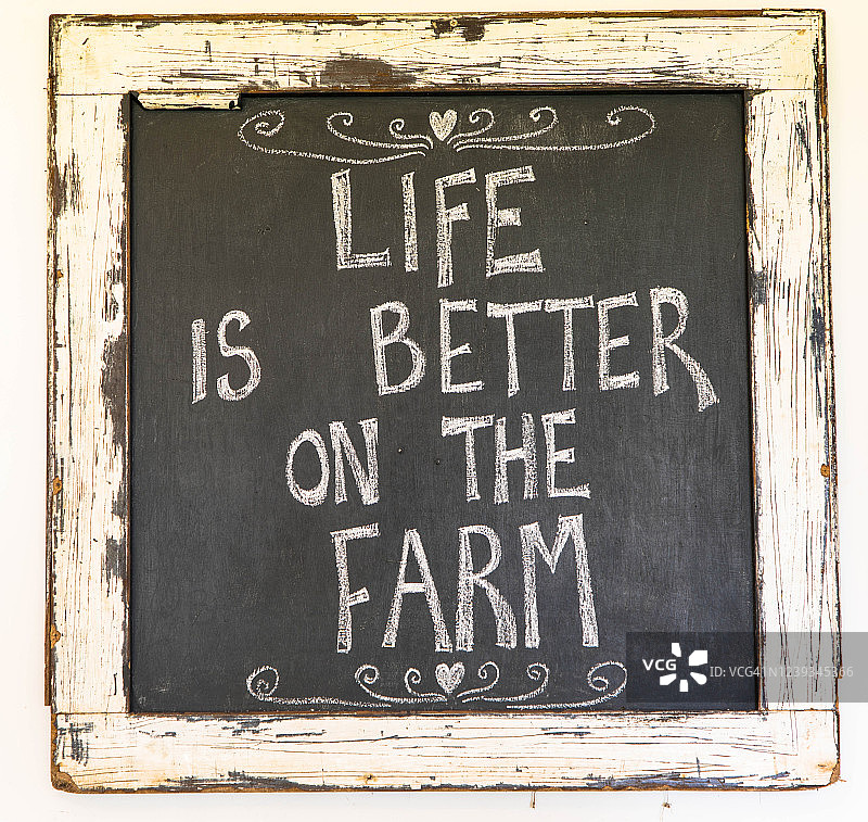木板上的励志格言与智慧之语：农场生活更美好图片素材