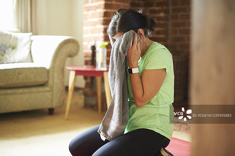 在客厅锻炼的女人图片素材