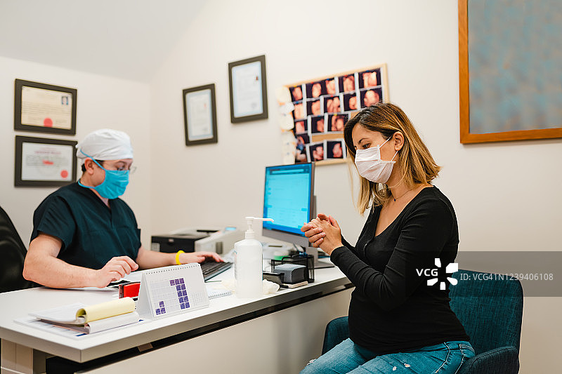 孕妇使用免洗洗手液预防病毒感染图片素材